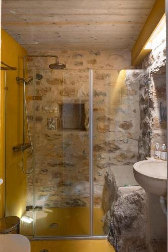 a bathroom with a shower and a sink at Olive Press 1816 in Riglia