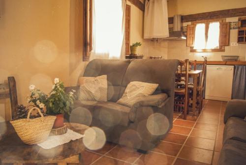 sala de estar con sofá y cocina en La Lagunilla, en Laguna del Marquesado