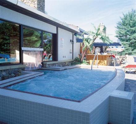 une grande piscine dans une maison avec dans l'établissement Peek'n Peak Resort Trademark Collection by Wyndham, à Clymer