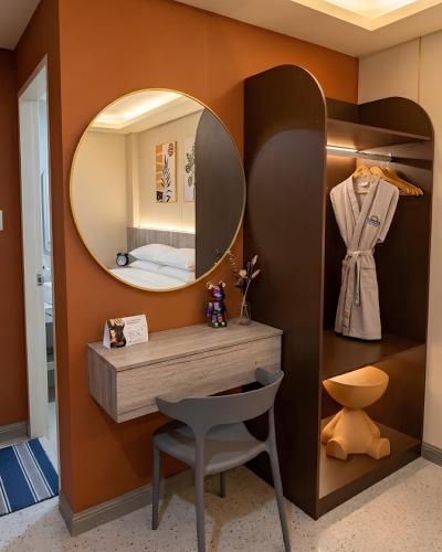 a dressing room with a mirror and a dressing table at เดย์ อินน์ บาย วินด์แฮม ระยอง อู่ตะเภา in Rayong
