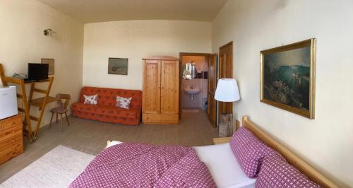 a living room with a couch and a room with at Napkelte Vendégház in Orfű