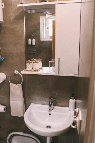 a bathroom with a sink and a mirror at Studio apartman NN - Boračko jezero in Konjic