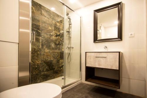 ポルトにあるWelcome to My City 3のバスルーム(シャワー、トイレ、鏡付)