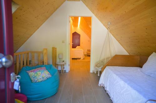 a bedroom with a bed and a hammock in a room at Casa da Alufinha in São João da Fontoura