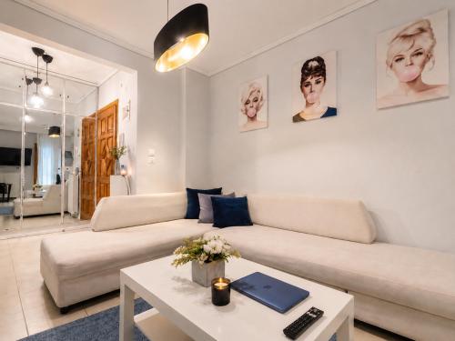 95sqm - 10min center - 2 bedrooms -2AirCo - Gas heating - 3 SmartTvs -Netflix - Optical fiber - 2nd floor