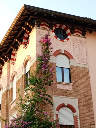 a building with a flowering tree in front of it at Hotel Pace in Sirmione