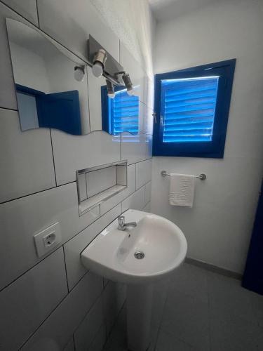 a white bathroom with a sink and a mirror at Montaña Las Tortolas in San Bartolomé