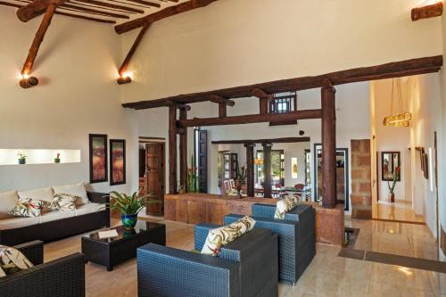 a living room with two couches and a table at Casa Bari La Antigua in Barichara