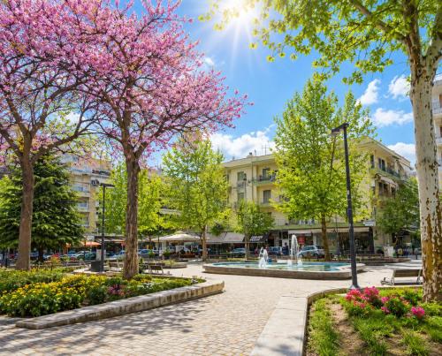 95sqm - 10min center - 2 bedrooms -2AirCo - Gas heating - 3 SmartTvs -Netflix - Optical fiber - 2nd floor