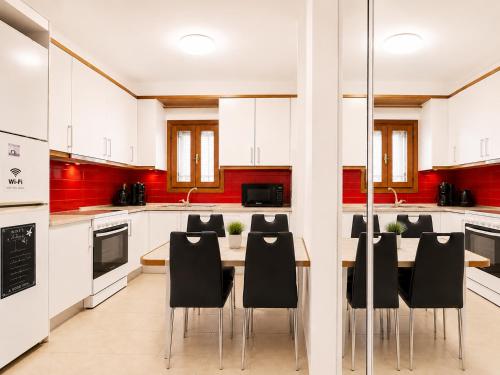 95sqm - 10min center - 2 bedrooms -2AirCo - Gas heating - 3 SmartTvs -Netflix - Optical fiber - 2nd floor