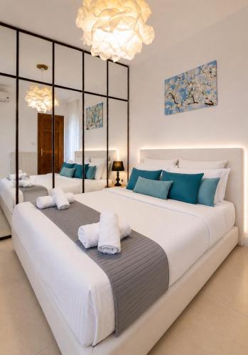 95sqm - 10min center - 2 bedrooms -2AirCo - Gas heating - 3 SmartTvs -Netflix - Optical fiber - 2nd floor