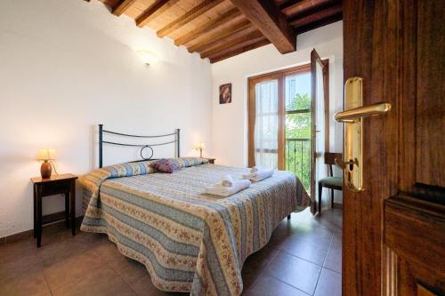 a bedroom with a bed and a window at Agriturismo Campo Ruffaldo in Massa Marittima