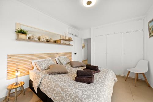 Prime located penthouse w seaview