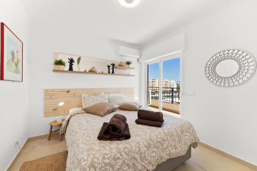 Prime located penthouse w seaview