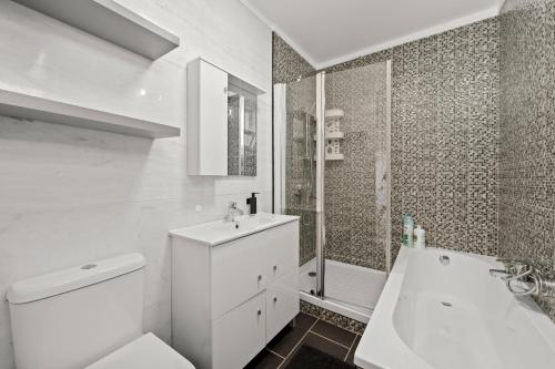 Prime located penthouse w seaview