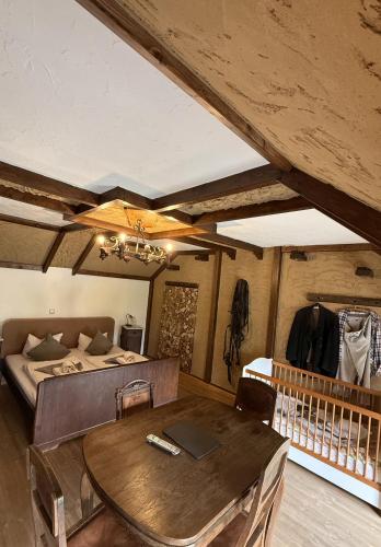 a bedroom with a bed and a table in a room at Exempel Schlafstuben und Quartier Langer Hals in Tangermünde