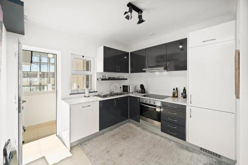 Prime located penthouse w seaview