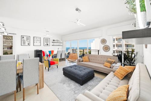 Prime located penthouse w seaview