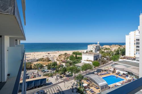 Prime located penthouse w seaview