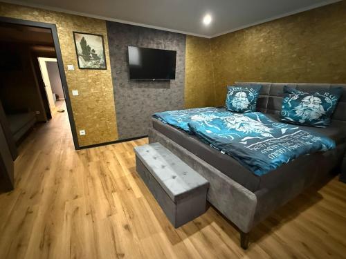 ein Wohnzimmer mit Sofa und Flachbildfernseher in der Unterkunft Gasthaus Eiserner Löwe in Brattendorf