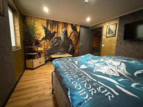 ein Schlafzimmer mit einem Bett und einem Poster an der Wand in der Unterkunft Gasthaus Eiserner Löwe in Brattendorf