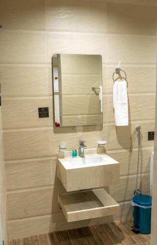 a bathroom with a sink and a mirror at فندق روح المدينة in Medina