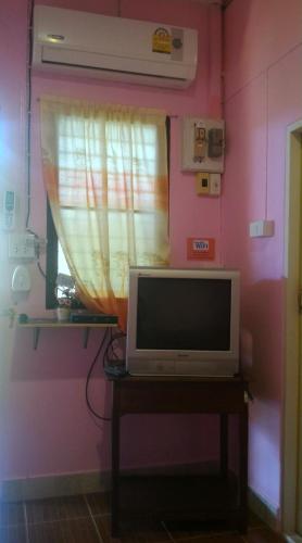 Una televisión o centro de entretenimiento en Baan Benjathip