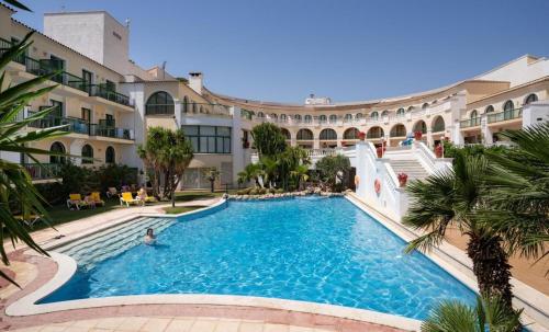a pool in the courtyard of a building at ALEGRIA Pino Alto in Miami Platja