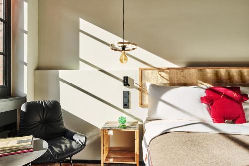 a bedroom with a red teddy bear sitting on a bed at hood house in Hamburg