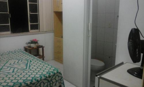 een badkamer met een bed, een douche en een toilet bij Casa da Gorett in Salvador