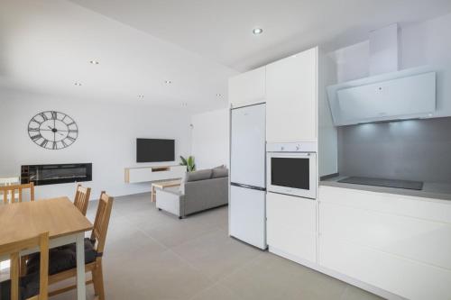 a kitchen with white appliances and a dining room at Sumatra 1 in Novo Sancti Petri