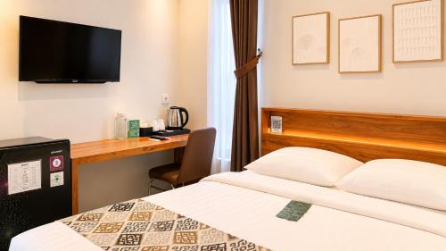 a hotel room with a bed and a desk at Baliem Boutique Hotel Ungasan in Jimbaran