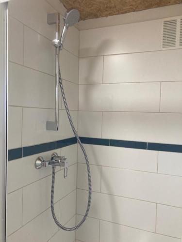 a shower with a hose in a bathroom at Citerne-Lit in Montredon