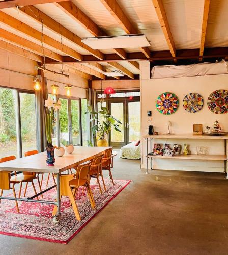 a dining room with a table and chairs at Stijlvol Atelier in het groen in Liempde