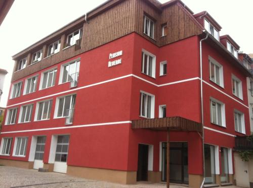 un edificio rosso con le parole "radio hotel" sopra di Pension Neuerbe a Erfurt