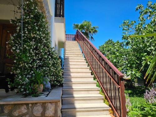 a staircase leading up to a house with flowers at Ferienwohnung Prestele in Risika