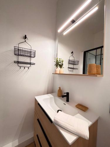 a bathroom with a sink and a mirror at Le Tinqueux Chic-Studio rénové proche centre reims in Reims
