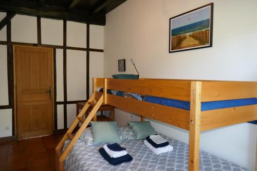 a bedroom with two bunk beds in a room at Ondas Eco-Gîtes in Arsagne