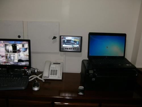 Una televisión o centro de entretenimiento en Hostal Fevilamir