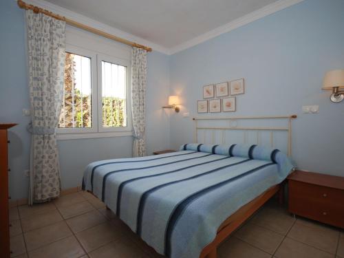 1 dormitorio con cama y ventana en Charming Villa in Oliva with Private Swimming Pool, en Oliva