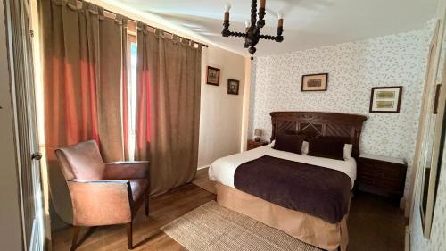 a bedroom with a bed and a chair at Los Quejigares in Terradillos de Sedano