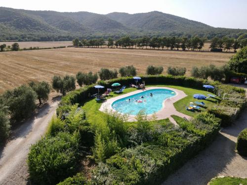an overhead view of a swimming pool in a field at Agriturismo Radicata in Capalbio