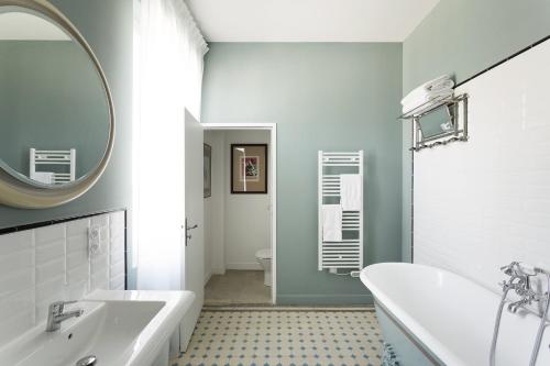 La salle de bains est pourvue d'une baignoire, d'un lavabo et d'un miroir. dans l'établissement Mas de Lafeuillade, à Montpellier