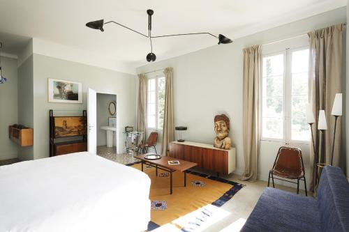 ein Schlafzimmer mit einem Bett und ein Wohnzimmer in der Unterkunft Mas de Lafeuillade in Montpellier
