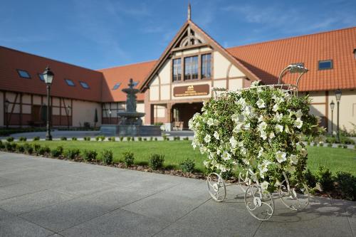 Taman di luar Hotel Pałac Poledno