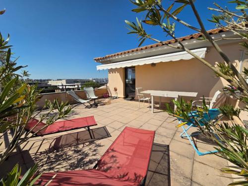 Lumineux penthouse avec parking intra muros