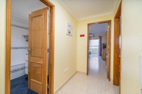 a hallway with a door leading into a room at Apartamentos Vista Mar in Armação de Pêra