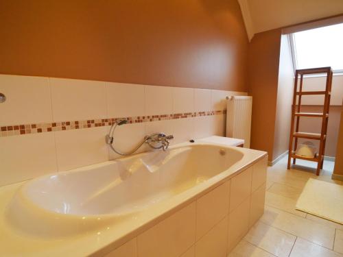 Ένα μπάνιο στο Forestside Retreat, Malmedy