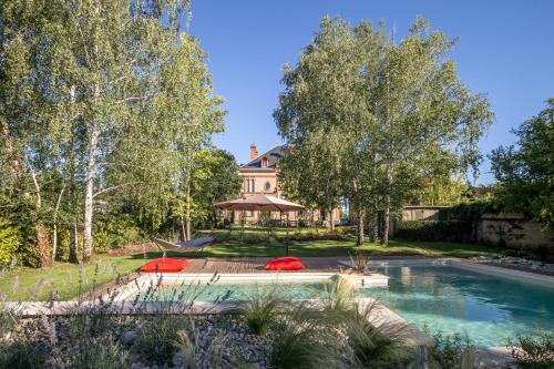 une maison avec une piscine dans la cour dans l'établissement L'Autre Rives, à Albi