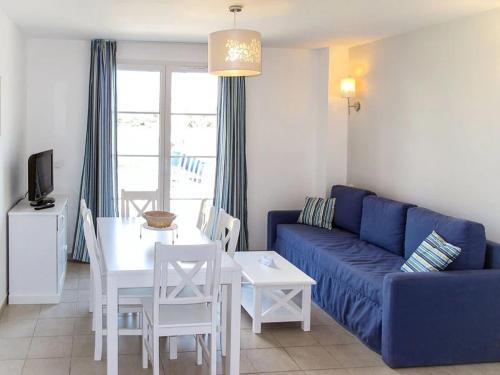 a living room with a blue couch and a table at Appartement 3 étoiles - ccbgeff in Cabriès